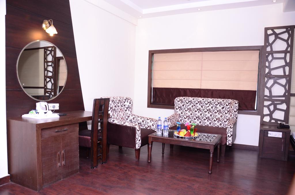 Hotel Raj Continental Amritsar Exteriör bild