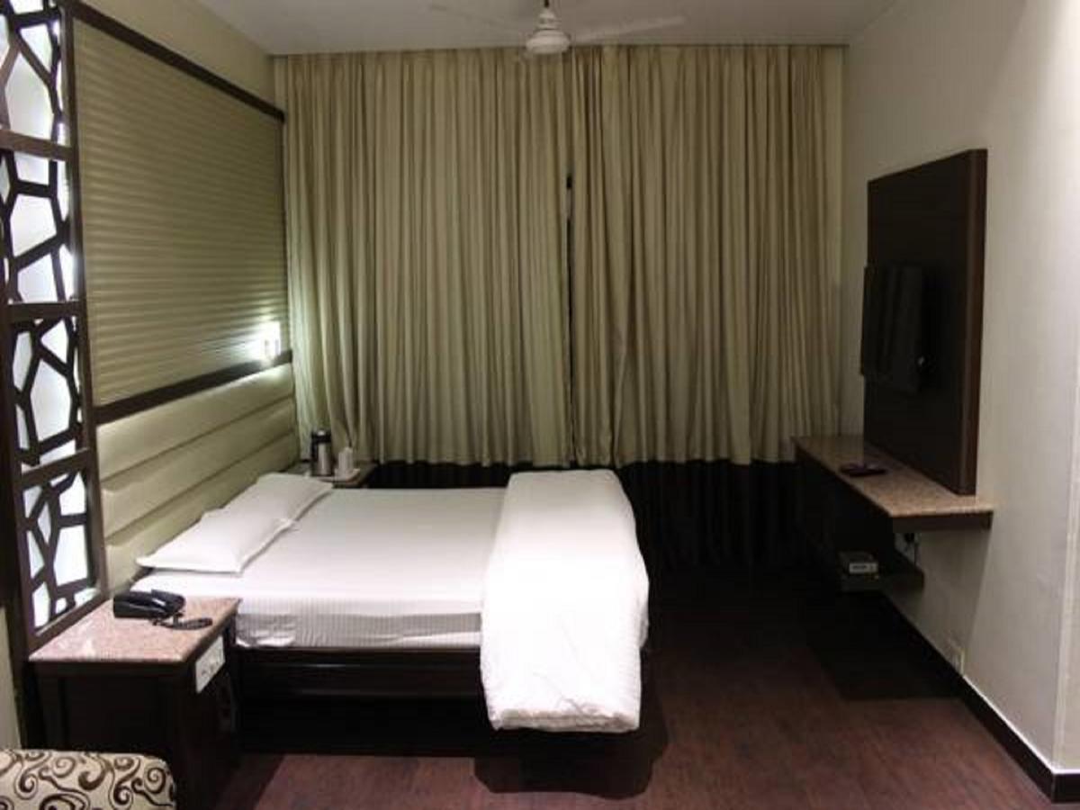 Hotel Raj Continental Amritsar Exteriör bild